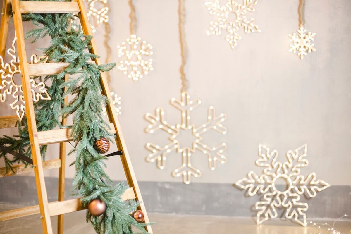 Si querés dar un toque natural a tu decoración, elegí estrellas de madera o piñas colgantes. Freepik.
