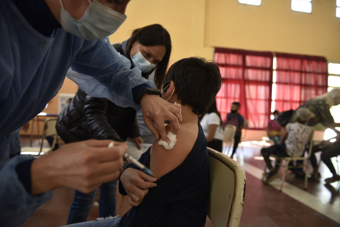 Continúa la vacunación Covid-19 a estudiantes en las escuelas de Córdoba. (Ramiro Pereyra / La Voz)