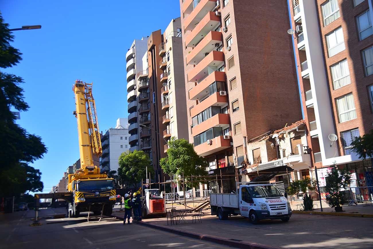 Derrumbe. Cómo fue el primer día de la demolición controlada en el edificio del bulevar San Juan. (Pedro Castillo / La Voz)