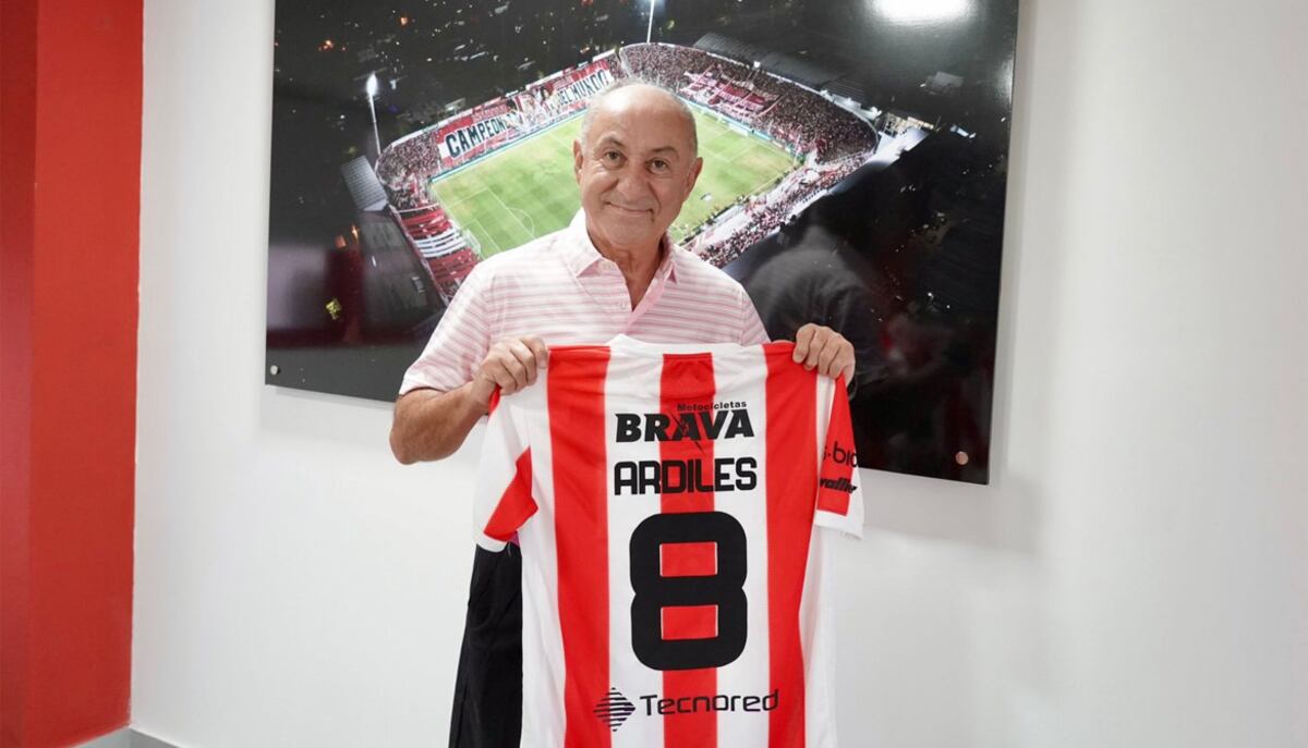 Ardiles posó con la nueva remera de Instituto (Foto: Prensa Instituto).