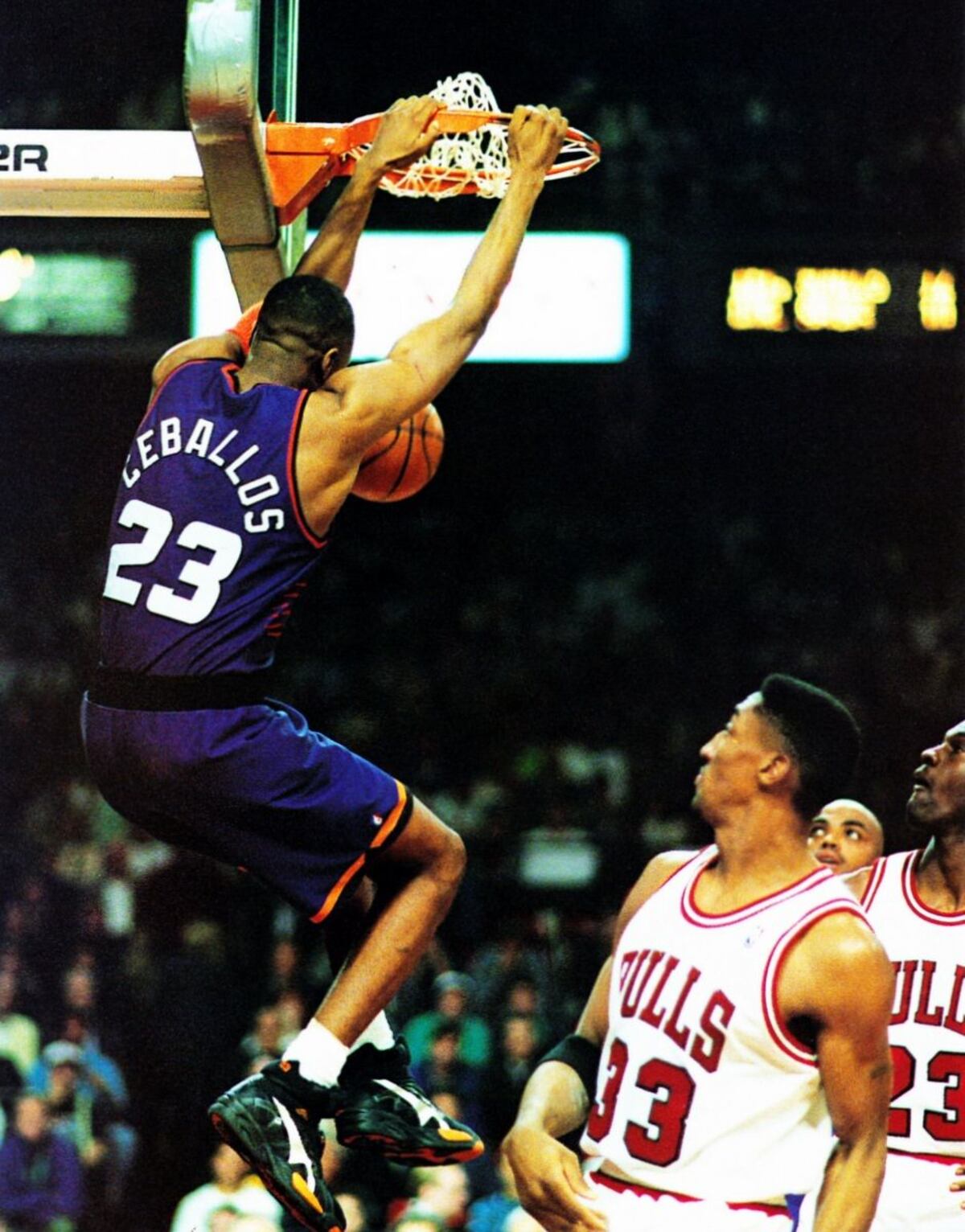Cedric Ceballos, en sus tiempos de gloria en Phoenix Suns. Acá, enterrando la pelota ante la mirada de Michael Jordan y Scottie Pippen de los míticos Bulls de los '90s. (Foto: NBA)