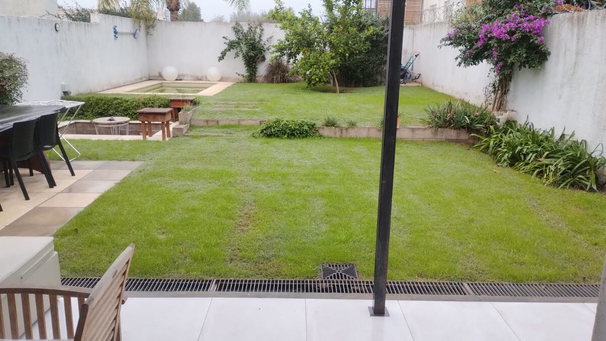 Así había quedado el jardín de la casa con las mejoras que le habian hecho los inquilinos. Hasta pusieron una pileta, fogonero y baldosas, además de un desagüe. El propietario no reconocio nada y los locatarios desarmaron y se llevaron todo.