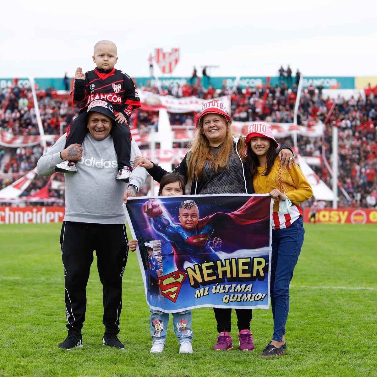 Nehier junto a su familia en la cancha de Instituto. (Prensa Instituto).