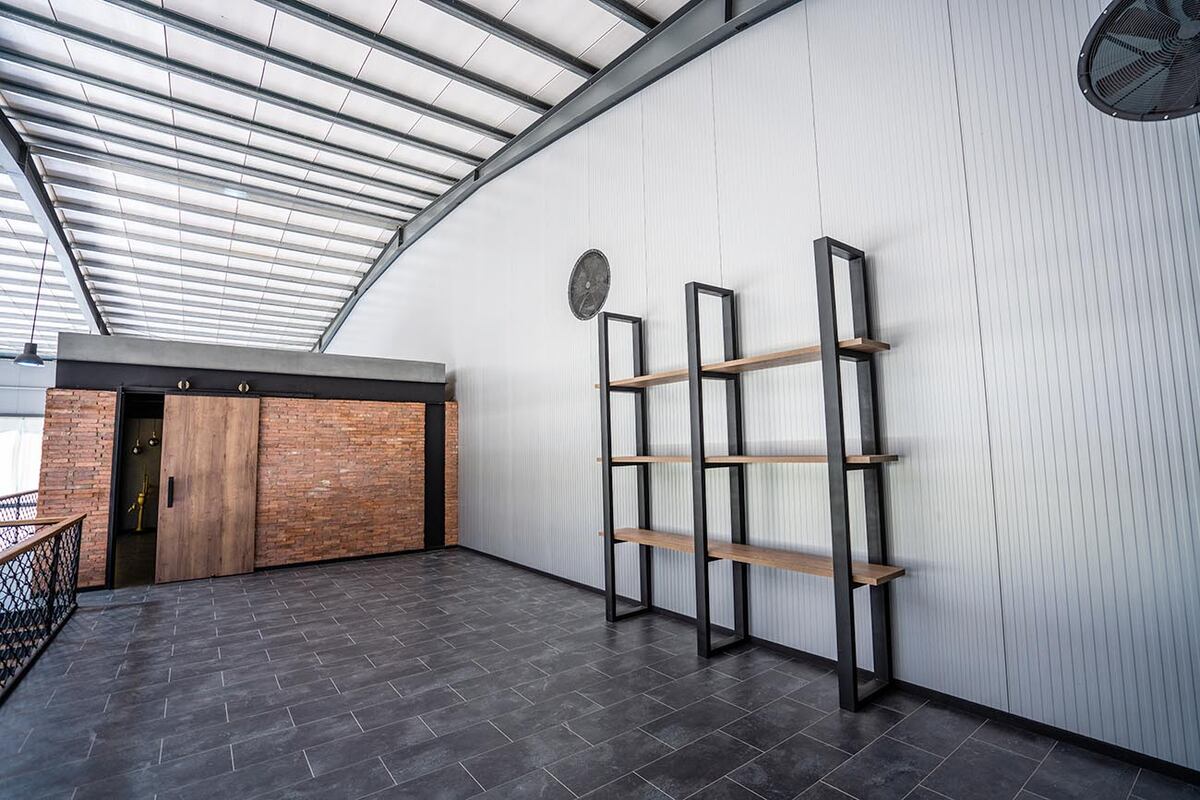 Los paneles son aptos para casas, naves industriales, locales comerciales y construcciones modulares (tanto en techos como en muros).