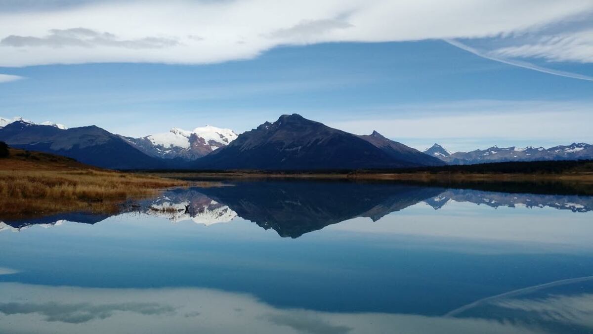 El lago se encuentra rodeado de montañas y paisajes únicos.