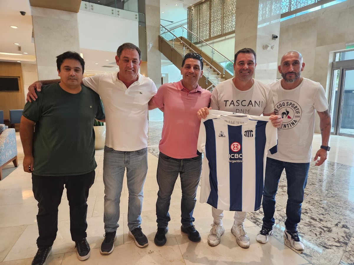 Alejandro Kenig con el Cholo Guiñazú y Juan Fassi, dirigentes de Talleres en Ecuador.