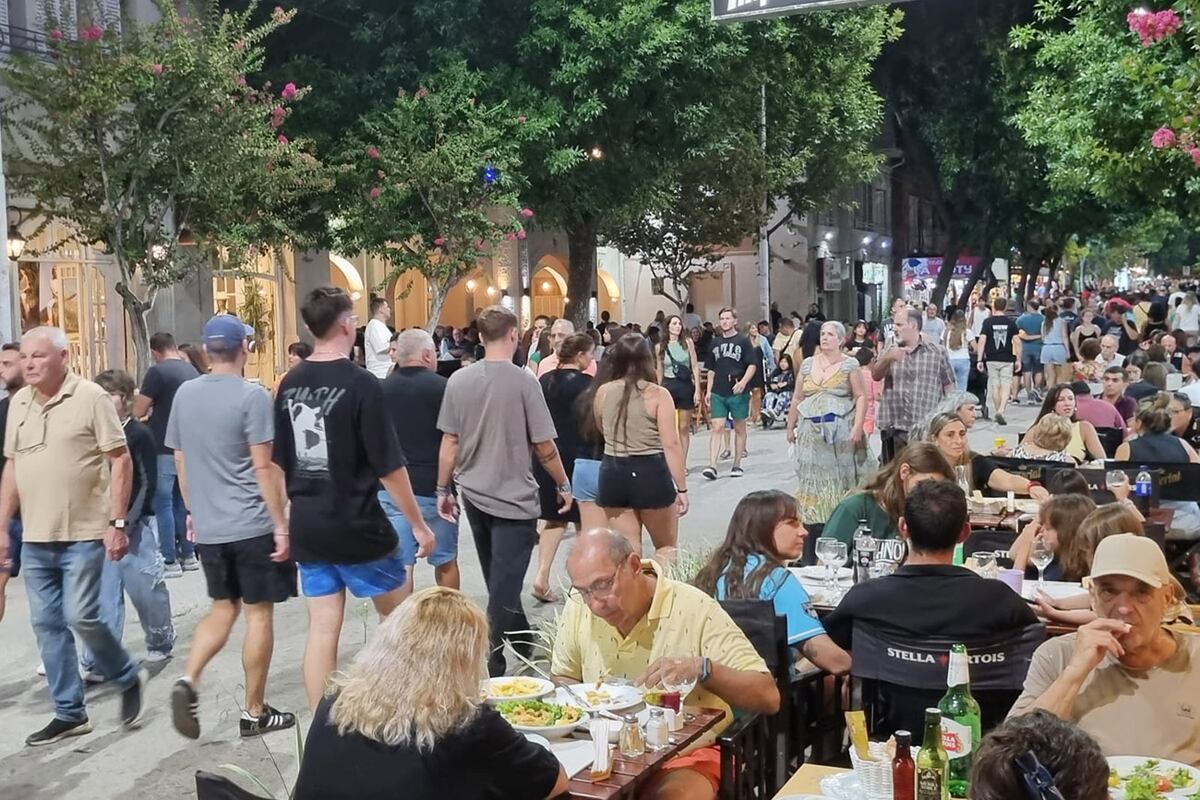 Mina Clavero: la peatonal con alta presencia de turismo en el "finde" de Carnaval (La Voz)