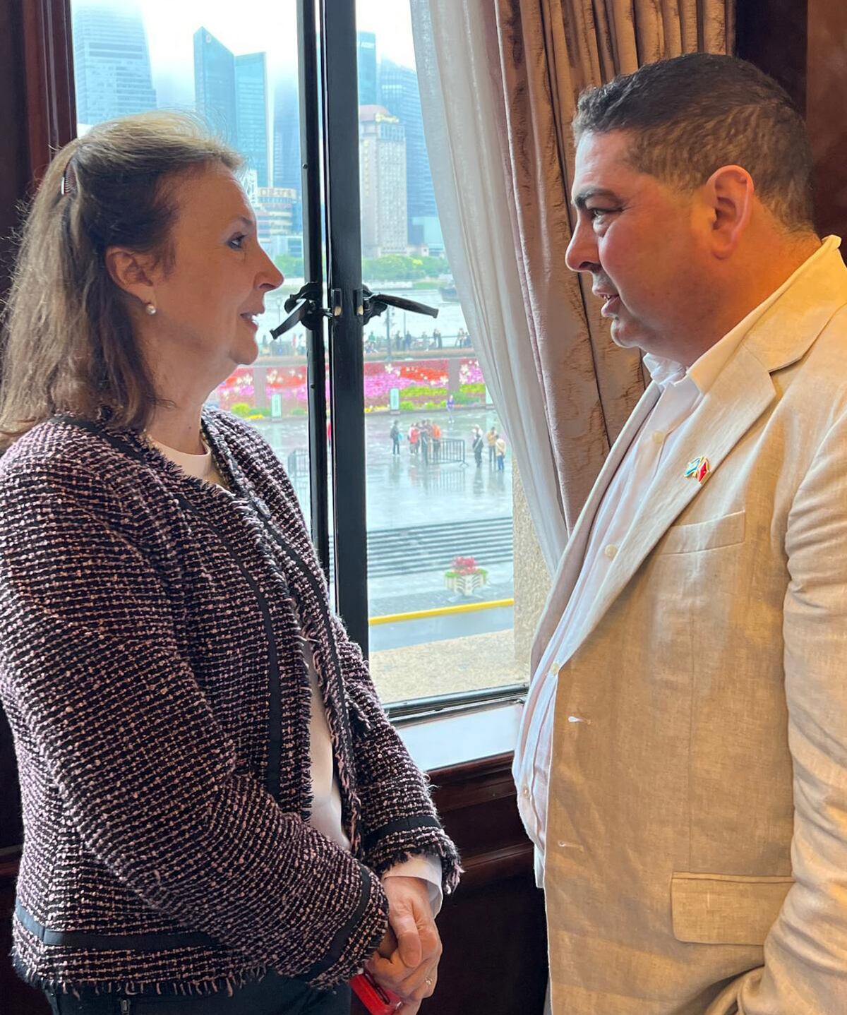 Juan Pablo Leo, emprendedor que desarrolló los ataúdes impresos en 3D, en una reunión con la canciller argentina, Diana Mondino. (gentileza)