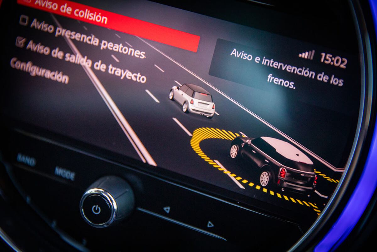 Pantalla a color de 8.8 pulgadas con función de pantalla táctil ubicada en el icónico instrumental central de la marca. Mini Countryman S / BMW Group Argentina