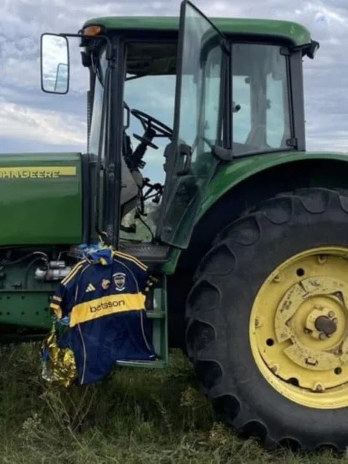 La camiseta que Boca lanzó al aire para homenajear a Russo (Gentileza)