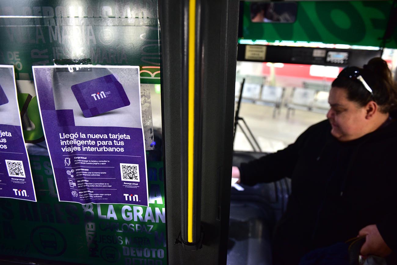 Un ómnibus del servicio interurbano publicita la tarjeta Tin (José Gabriel Hernández / La Voz)