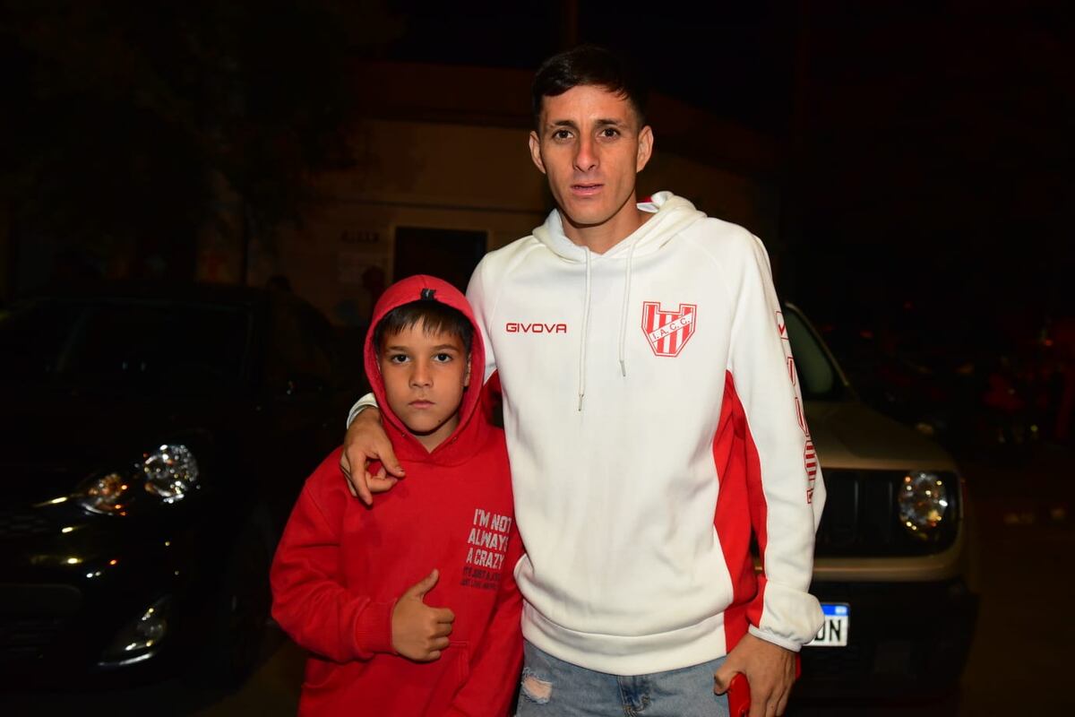 Hinchas de Instituto en la previa del partido con Central Córdoba por el Torneo Apertura. (Jorge Peñalba / La Voz)