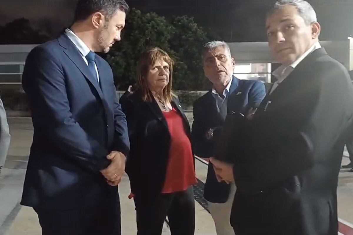 El ministro de Defensa Luis Petri, la ministra de Seguridad, Patricia Bullrich y su par cordobés, Juan Pablo Quinteros, junto al director de Inteligencia Criminal, Alberto Bietti. (La Voz)