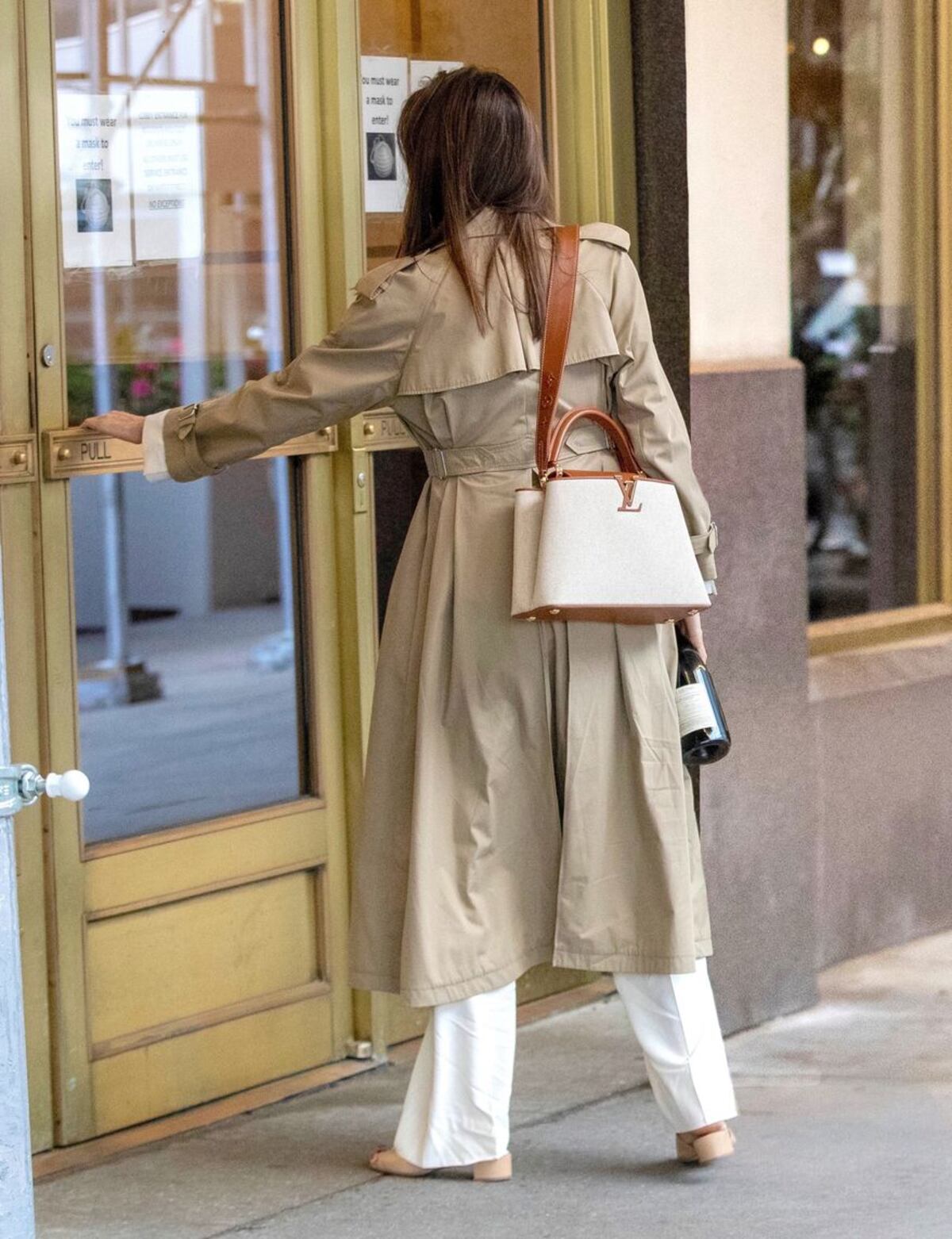Angelina Jolie entrando a la casa de su exmarido