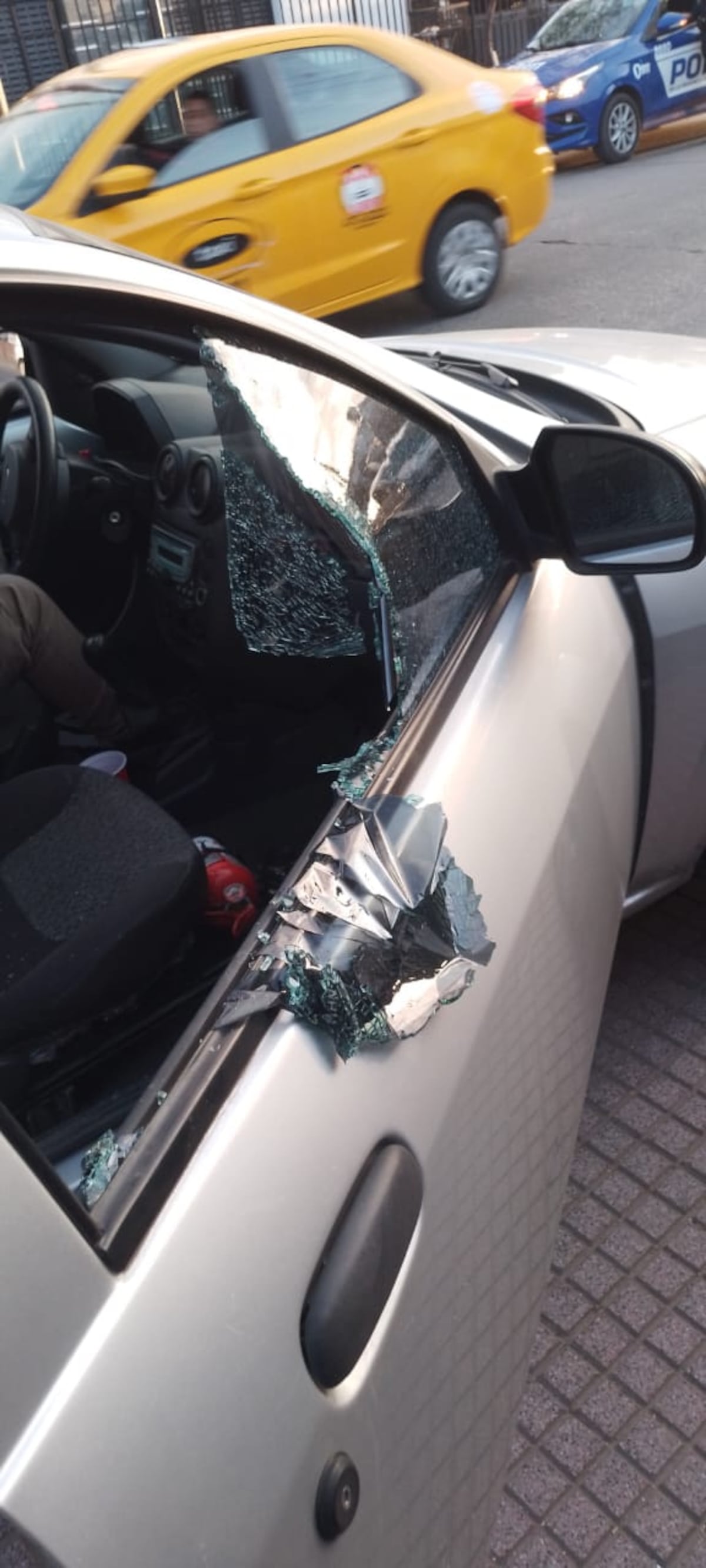 Así quedó el interior del automóvil tras el robo. (Gentileza)