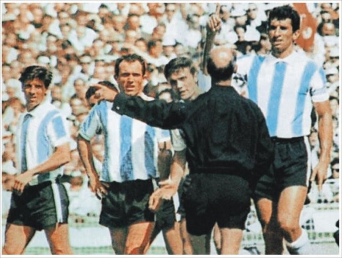 Rattín, cuando el árbitro alemán que lo expulsó en el choque con el local, por Cuartos. \u002E