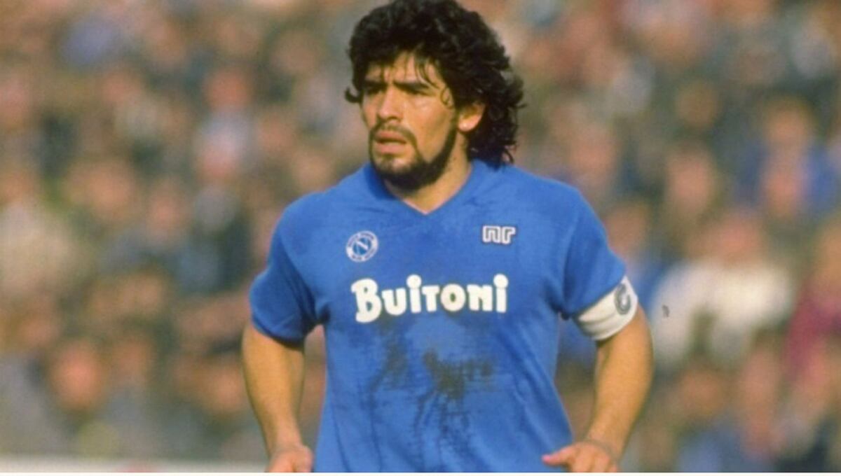 Manto sagrado: subastan una camiseta del Nápoli de Maradona para combatir el coronavirus