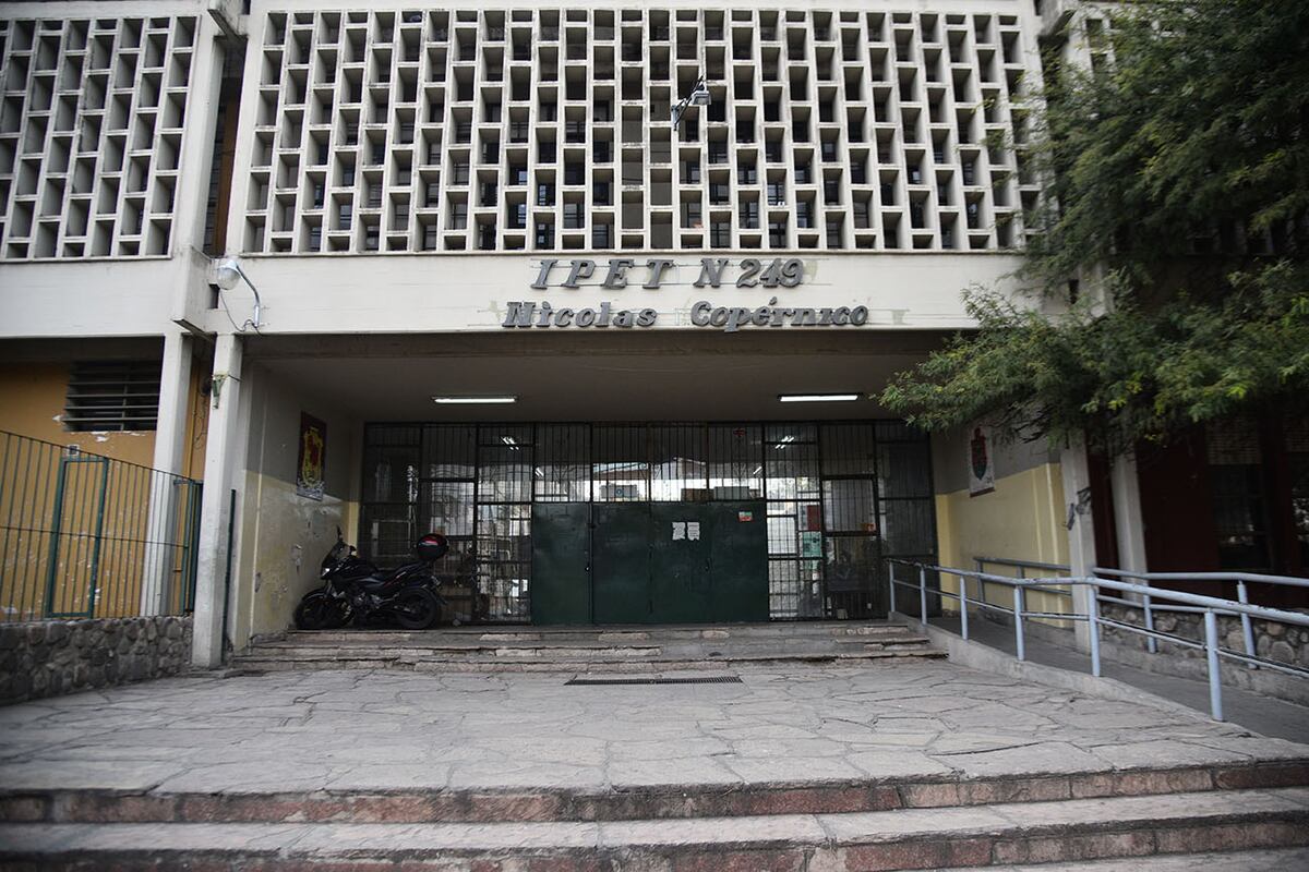 Un grave hecho de violencia escolar sucedió este lunes por la noche en la escuela Nicolás Copérnico, de barrio Observatorio. (Pedro Castillo / La Voz)