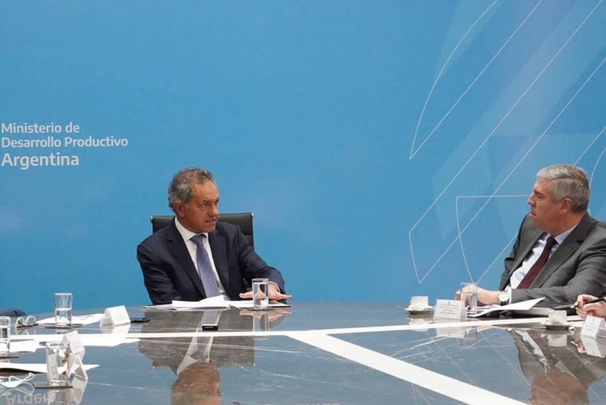Daniel Scioli junto a José Vicente de los Mozos, de Renault Group