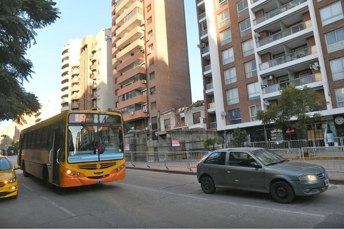 Habilitan un carril de Bv. San Juan tras la finalización de la obra de demolición. (Javier Ferreyra / La Voz)