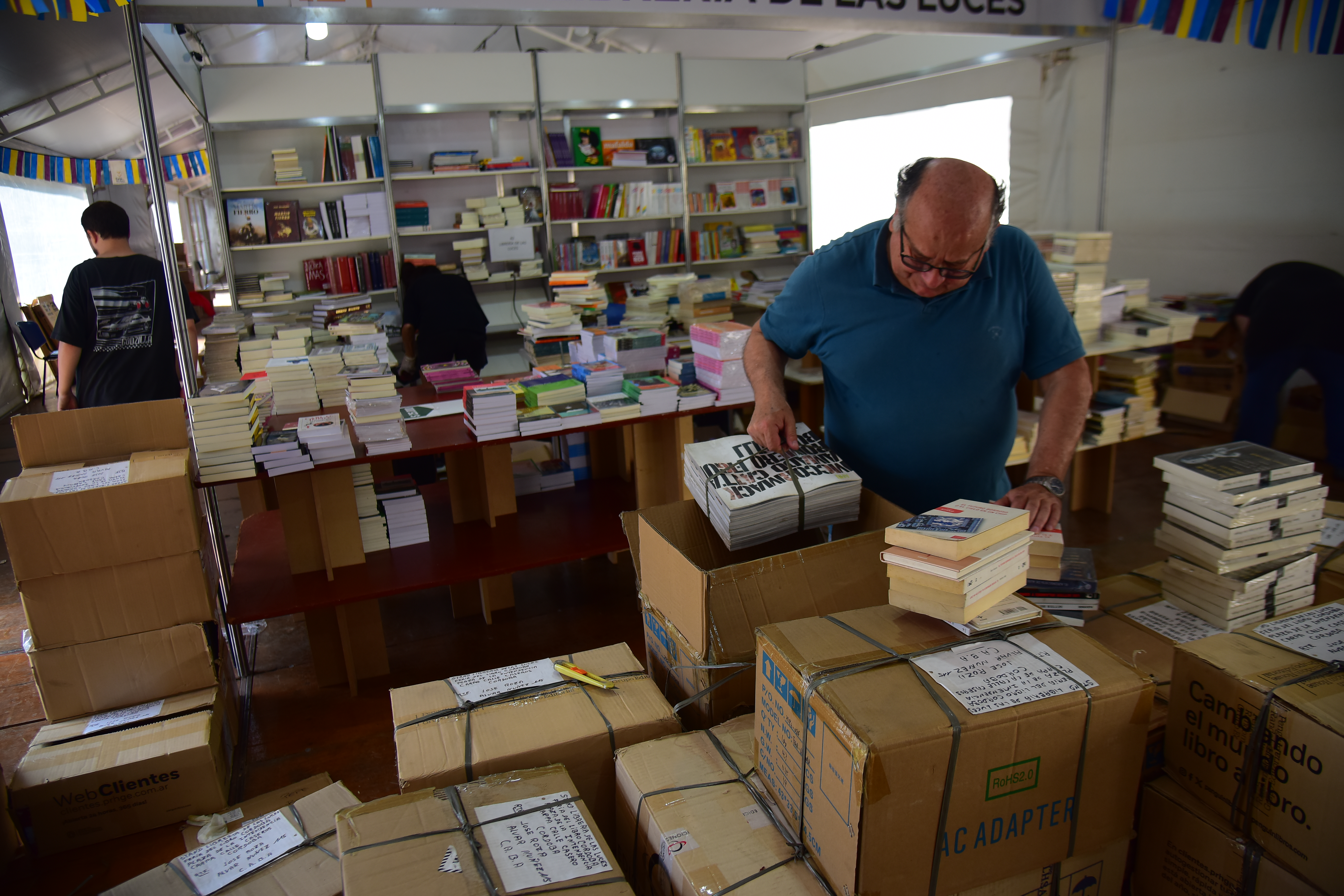 Armado de la Feria del libro, en la plaza de la Intendencia. (Pedro Castillo / La Voz)