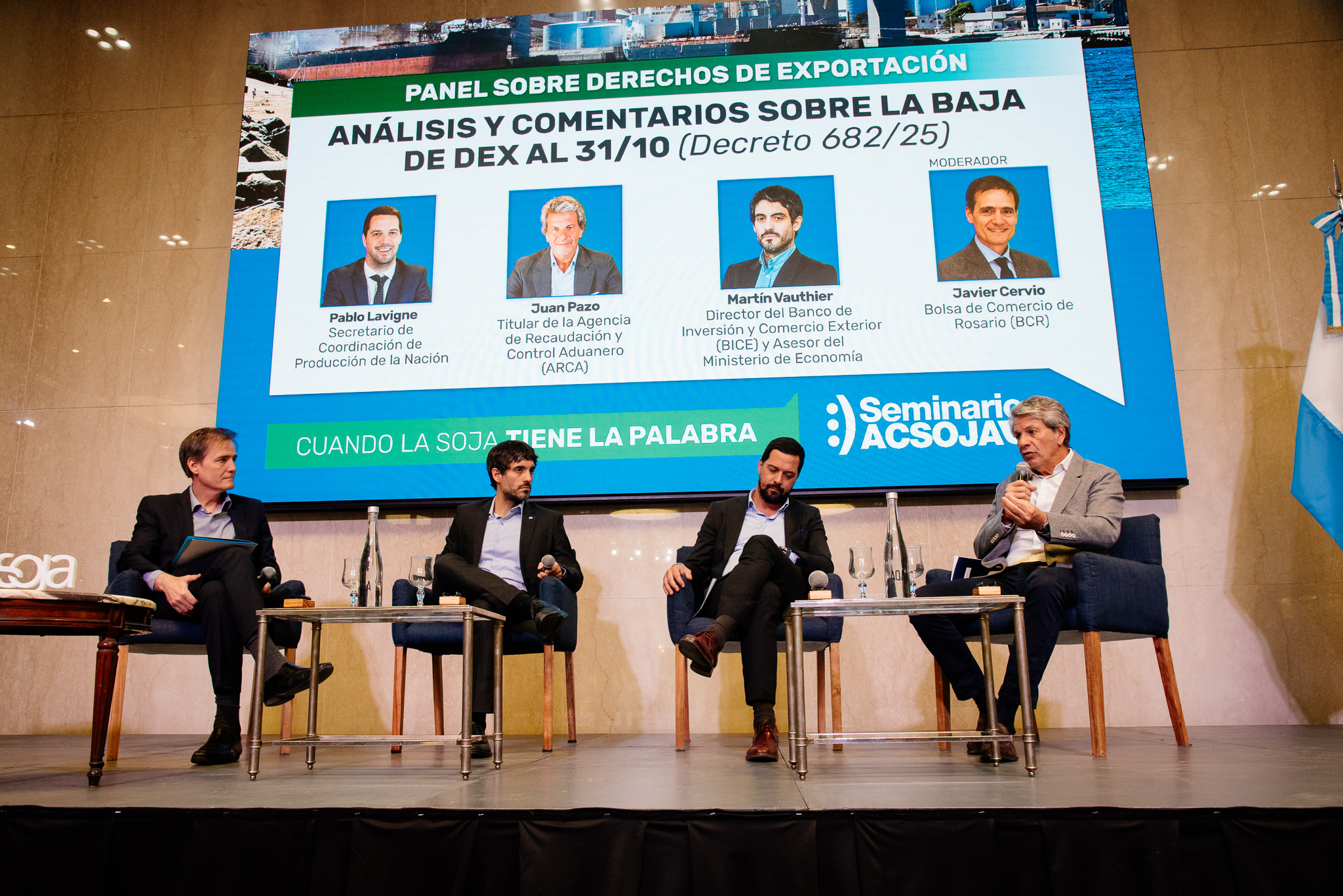 PANEL. Javier Cervio de la Bolsa de Comercio de Rosario; el director del Banco de Inversión y Comercio Exterior y asesor del Ministerio de Economía, Martín Vauthier; el secretario de Coordinación de Producción de la Nación, Pablo Lavigne; y el titular Agencia de Recaudación y Control Aduanero (Arca), Juan Pazo, durante el seminario Acsoja. (La Voz)