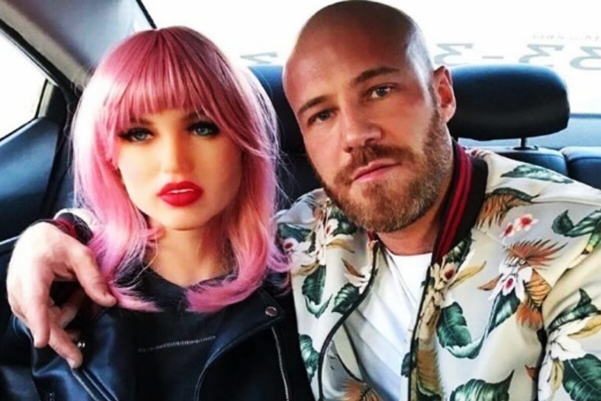 Yuri Tolochko junto a su muñeca Margo. Estuvo "casado" 5 años.