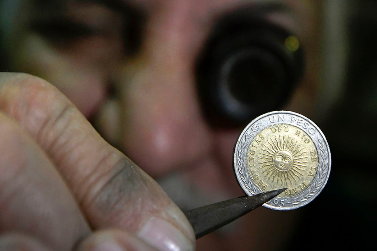 Monedas de un $1 con error: “No tienen valor, hay 56 millones”
En Mercado Libre algunas se ofrecieron a 15.000 pesos, mientras que en otros sitios se pedían entre 2.000 y 9.000 pesos. Especialistas de Mendoza relativizan el valor de colección y destacan que hay, al menos, 56 millones de monedas con ese error en circulación. 
Joaquín Masalles, coleccionista de monedas.