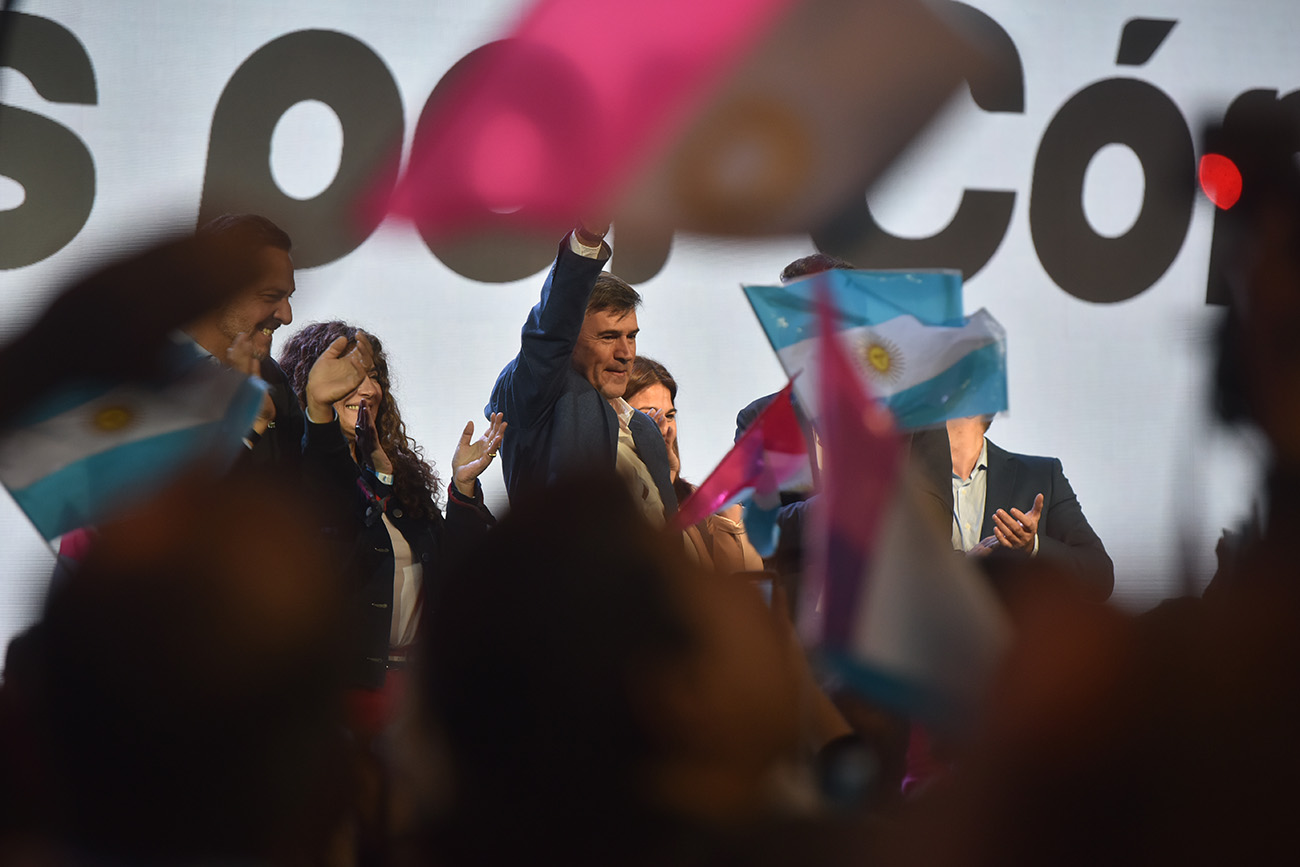Daniel Passerini, candidato a intendente de la ciudad, en habla en el búnker de Hacemos Unidos por Córdoba. (Facundo Luque / La Voz)