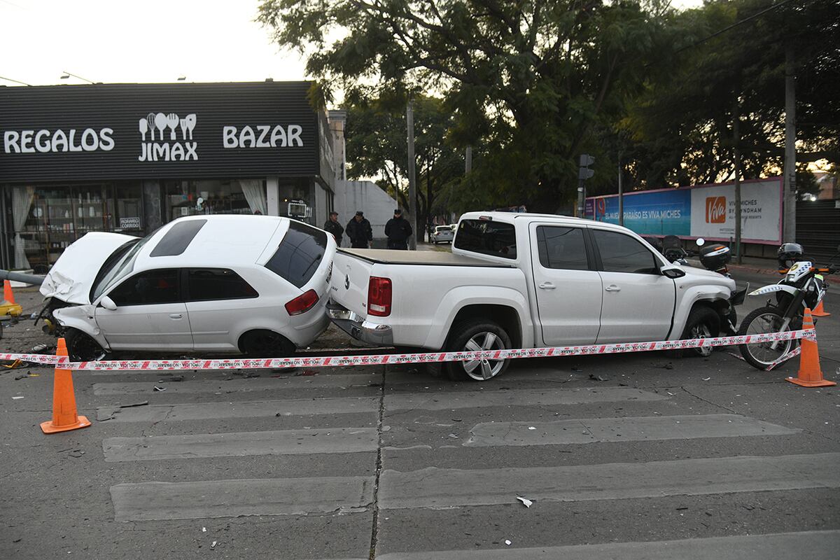 Córdoba: chocaron de frente un auto y una camioneta en avenida Gauss en la intersección con Martinoli, Córdoba. (Ramiro Pereyra / La Voz)