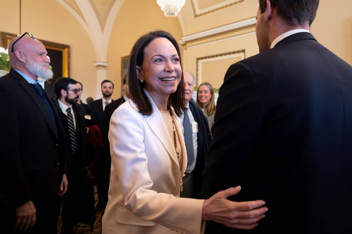 La líder opositora venezolana, María Corina Machado, es recibida a su llegada a las reuniones en la oficina del senador Dick Durbin, miembro de mayor rango del Comité Judicial del Senado, en Washington. (AP / J. Scott Applewhite)