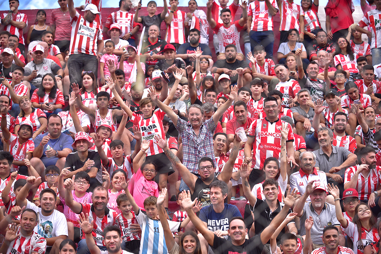 Fotos de hinchas de Instituto en el estadio Monumental en el partido ante Sarmiento de Junín para la Liga Profesional. (Ramiro Pereyra)
