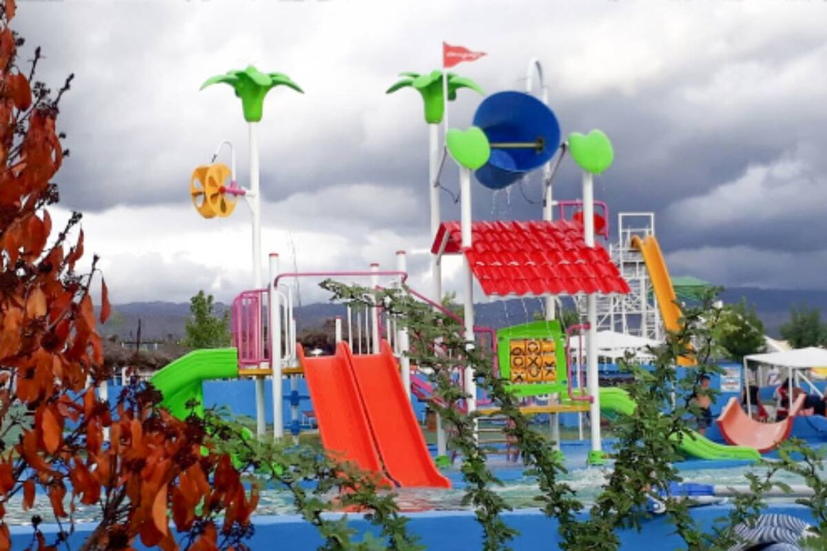 Acqualandia Park, un divertido parque acuático en Mina Clavero. Tiene toboganes kamikazes, rulos, y el popular balde. (Acqualandia)