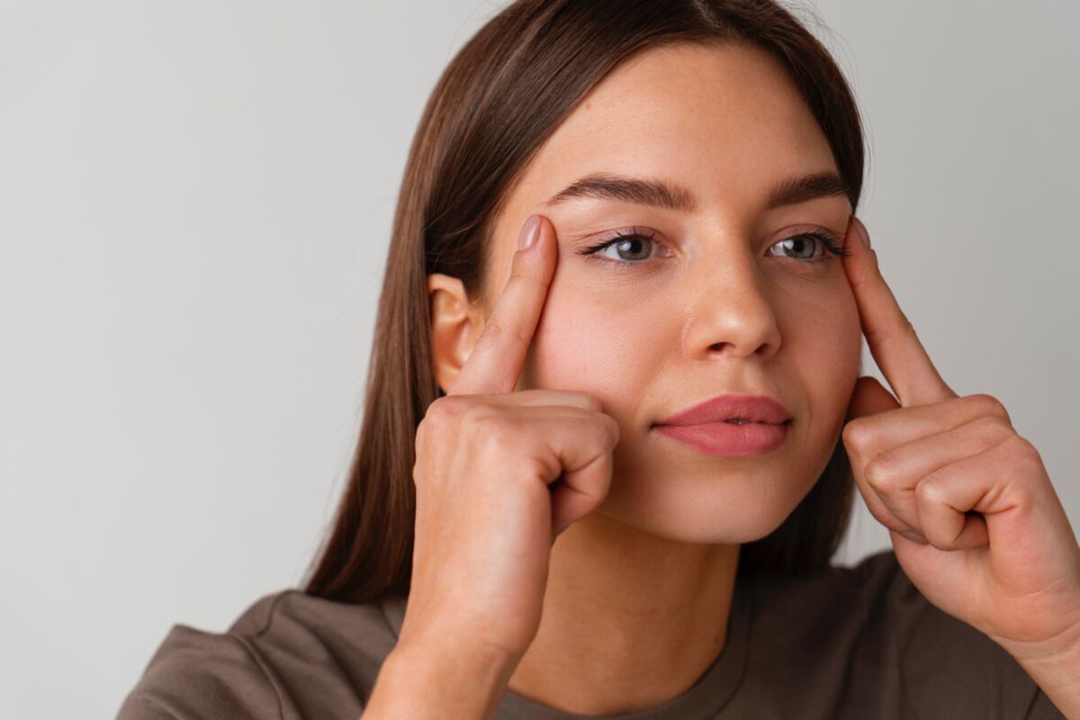 Cómo funciona la cejaplastía, el procedimiento que corrige cejas caídas y devuelve frescura al rostro