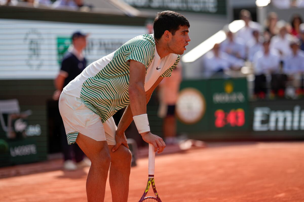 Carlos Alcaraz y sus calambres durante el duelo con Djokovic (AP)