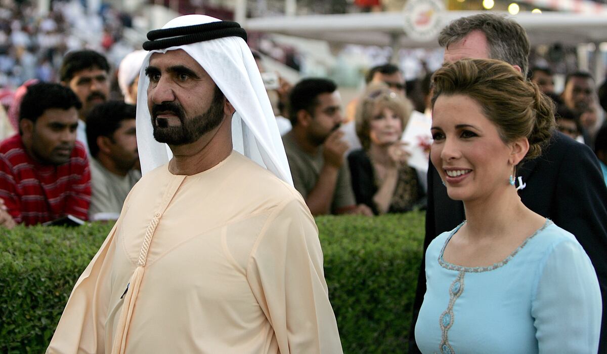 La princesa Haya junto a Al Maktoum. (Archivo AFP)