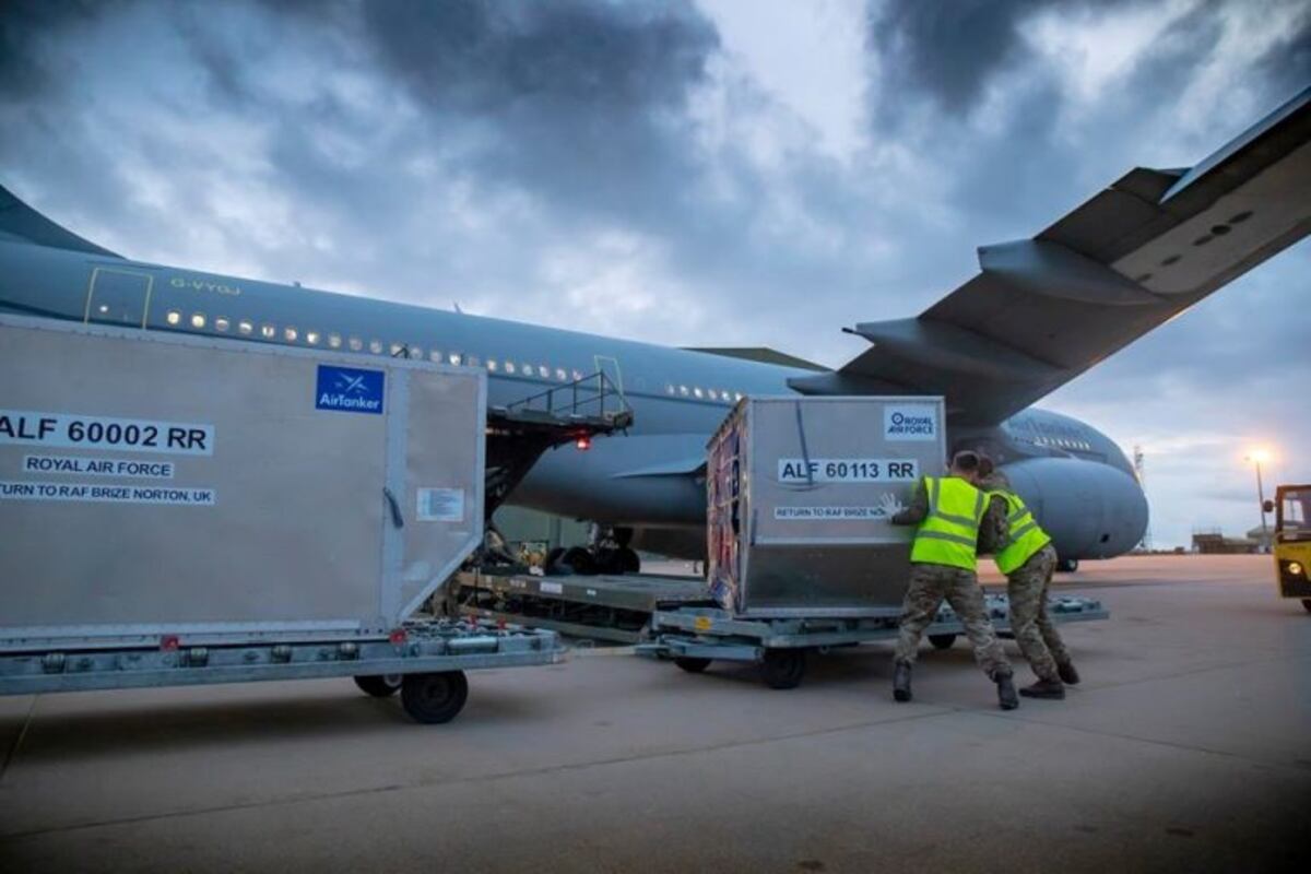 La Real Fuerza Aérea (RAF) británica realiza semanalmente vuelos entre las Malvinas y el Reino Unido. El único transporte por aire en este momento hacia y desde las islas.