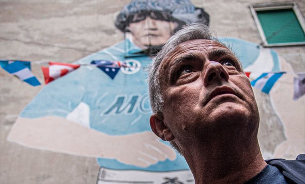 Mourinho llevó flores al santuario de Maradona en su visita a Nápoles.