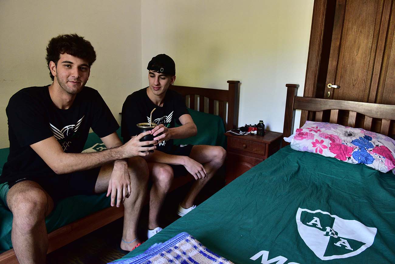 "La casita de Atenas", la vivienda que reemplaza la histórica pensión de Atenas en barrio General Bustos y alberga a ocho jugadores de la cantera. (José Gabriel Hernández / La Voz)