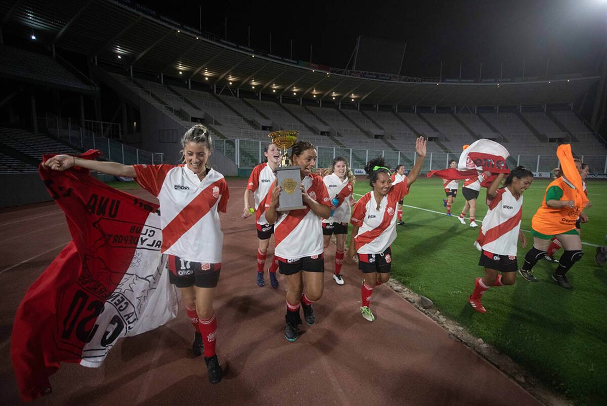 Final de fútbol femenino en el Estadio Kempes
En el estadio Kempes se jugó la final del futbol femenino, club social y deportivo vgb vs deportivo independiente de rio tercero.
Fotografía Nelson Torres