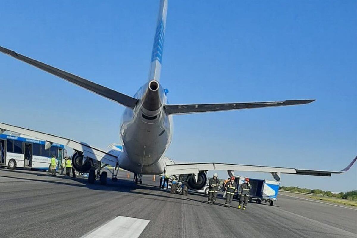 El avión de Aerolíneas que sufrió el reventón de neumáticos (@flysicardi).