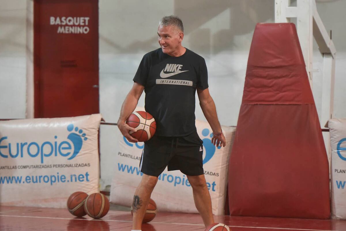 Mario Milanesio, dt de basquet en Universitario (Facundo Luque / La Voz)