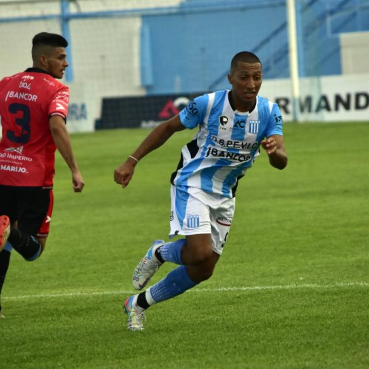 Mateo Suárez es oriundo de Oliva y se desempeña de delantero. Llegó a los 20 años a la institución y actualmente está dando sus primeros pasos en el equipo dirigido por Carlos Bossio. (Prensa Racing)
