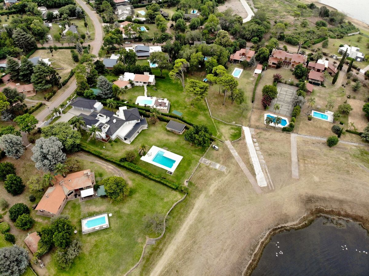 El sector del conflicto, en Villa del Dique, que investiga la Justicia. copmn un muro que avanza sobre la playa. (La Voz)