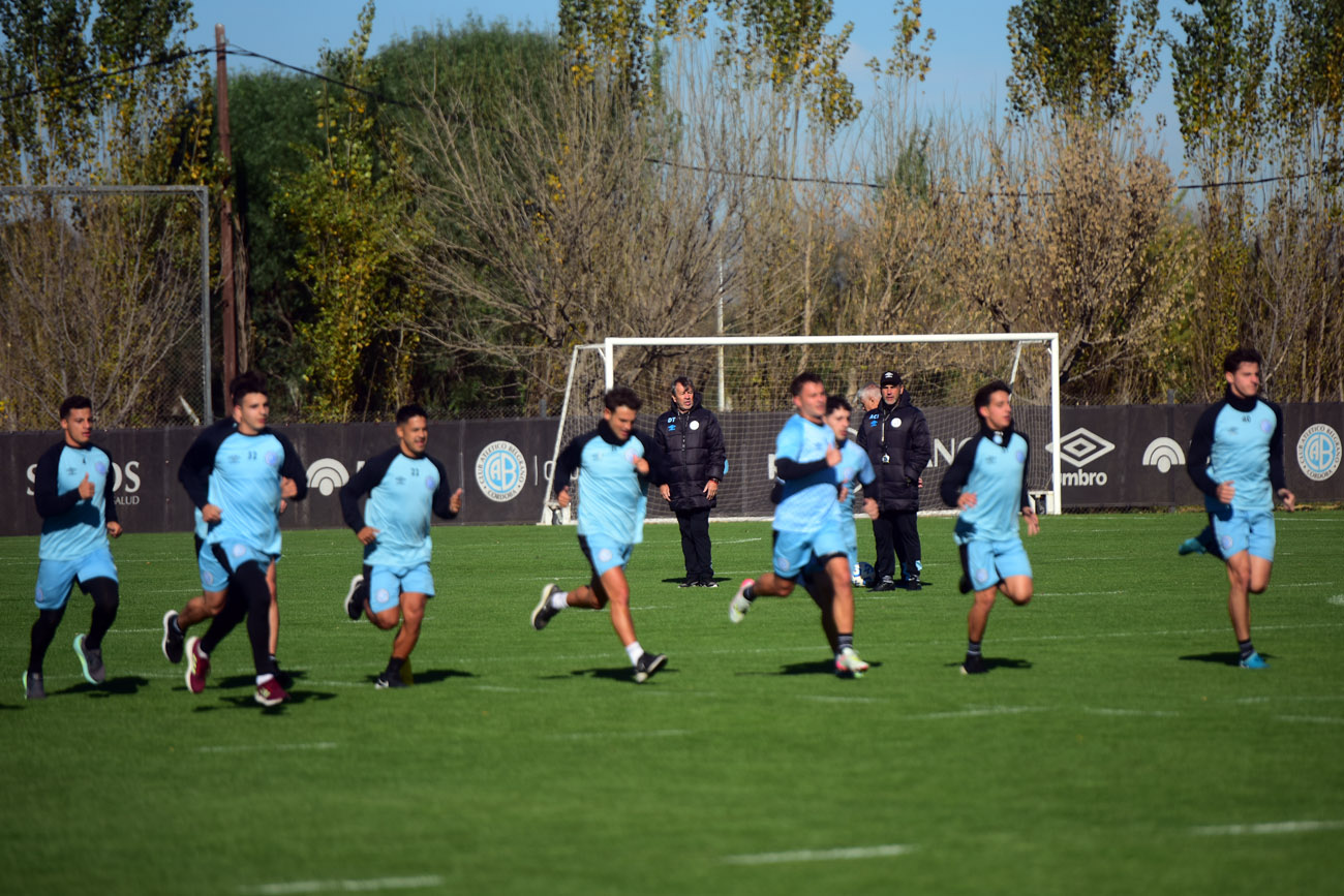 El plantel de Belgrano entrenó en el predio de Villa Esquiú. (Nicolás Bravo / La Voz)