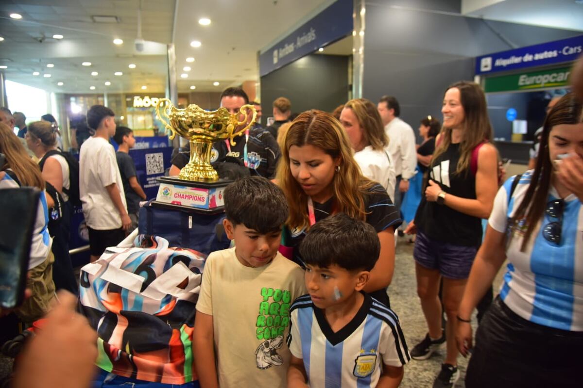 Las Murciélagas llegaron a Córdoba tras conquistar su segunda Copa del Mundo. (Javier Ferreyra / La Voz)
