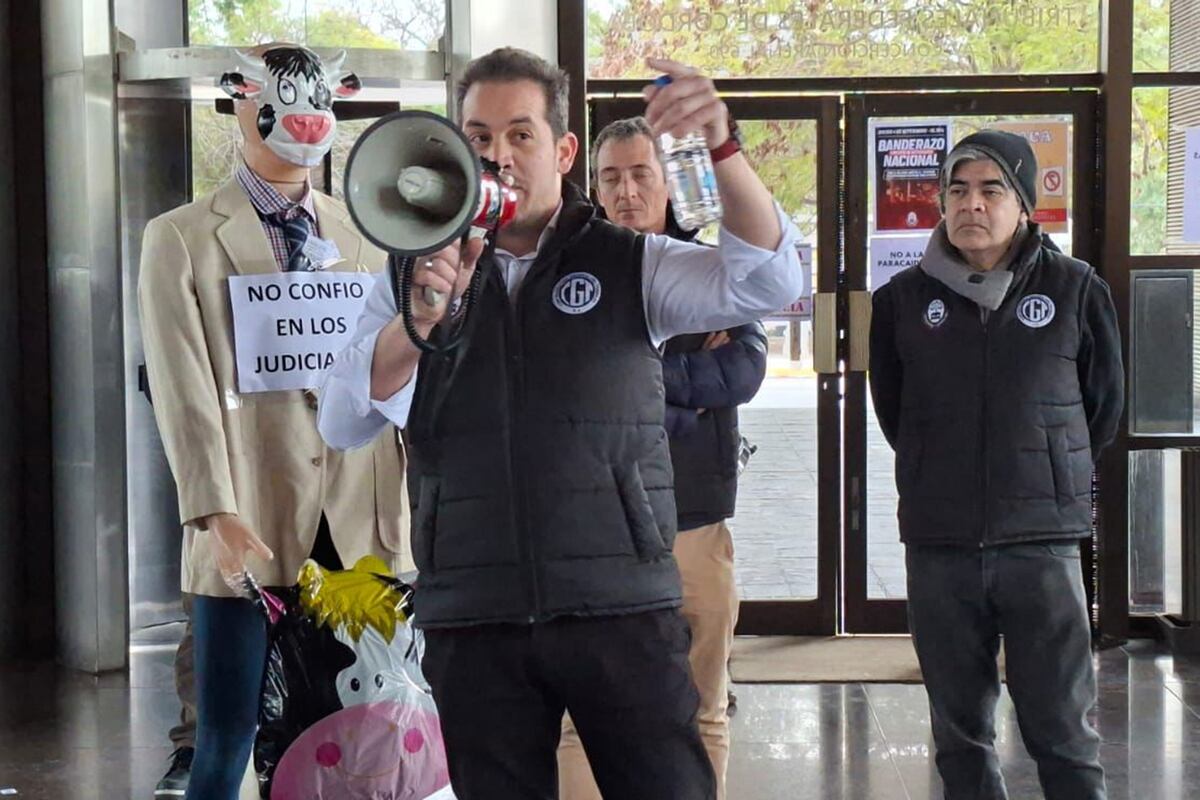 Protesta. El secretario general del gremio, Juan Pablo Tripputi, y un maniquí que molestó a Miguel Ceballos por caracterizar al juez Miguel Hugo Vaca Narvaja. (Archivo)