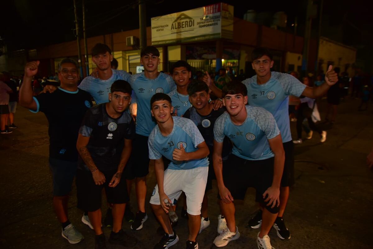 Los hinchas de Belgrano en la previa ante Banfield. (Nicolás Bravo / La Voz).