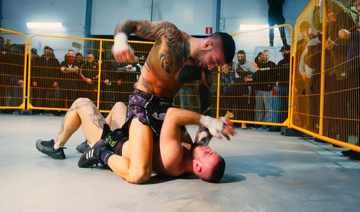El Rey de la Calle, apodo con el que se conoce al argentino en el mundo del combate, venció al hooligan polaco “Czadi” con cabezazos y golpes de puño. La pelea se dio en el marco de la competencia ilegal King of the Streets. (Captura de pantalla)