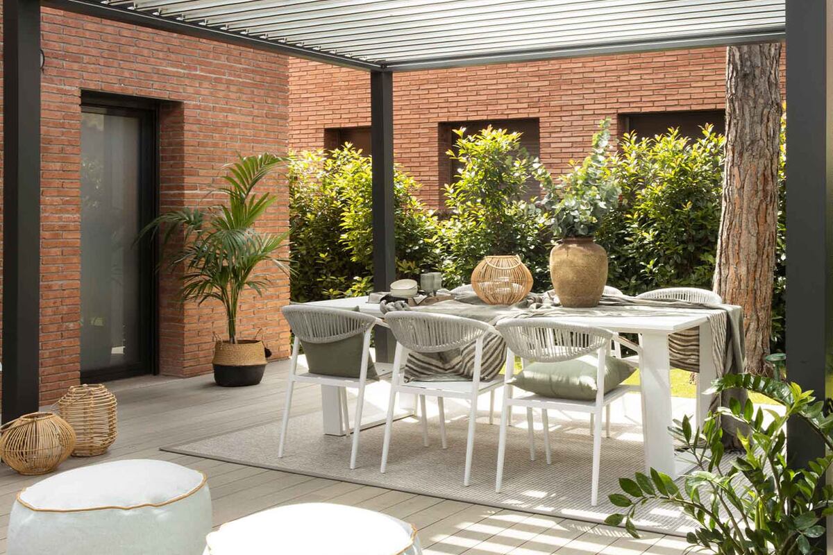 Evitá comprar mobiliario o decoración en exceso antes de tomar medidas de tu terraza. Freepik.